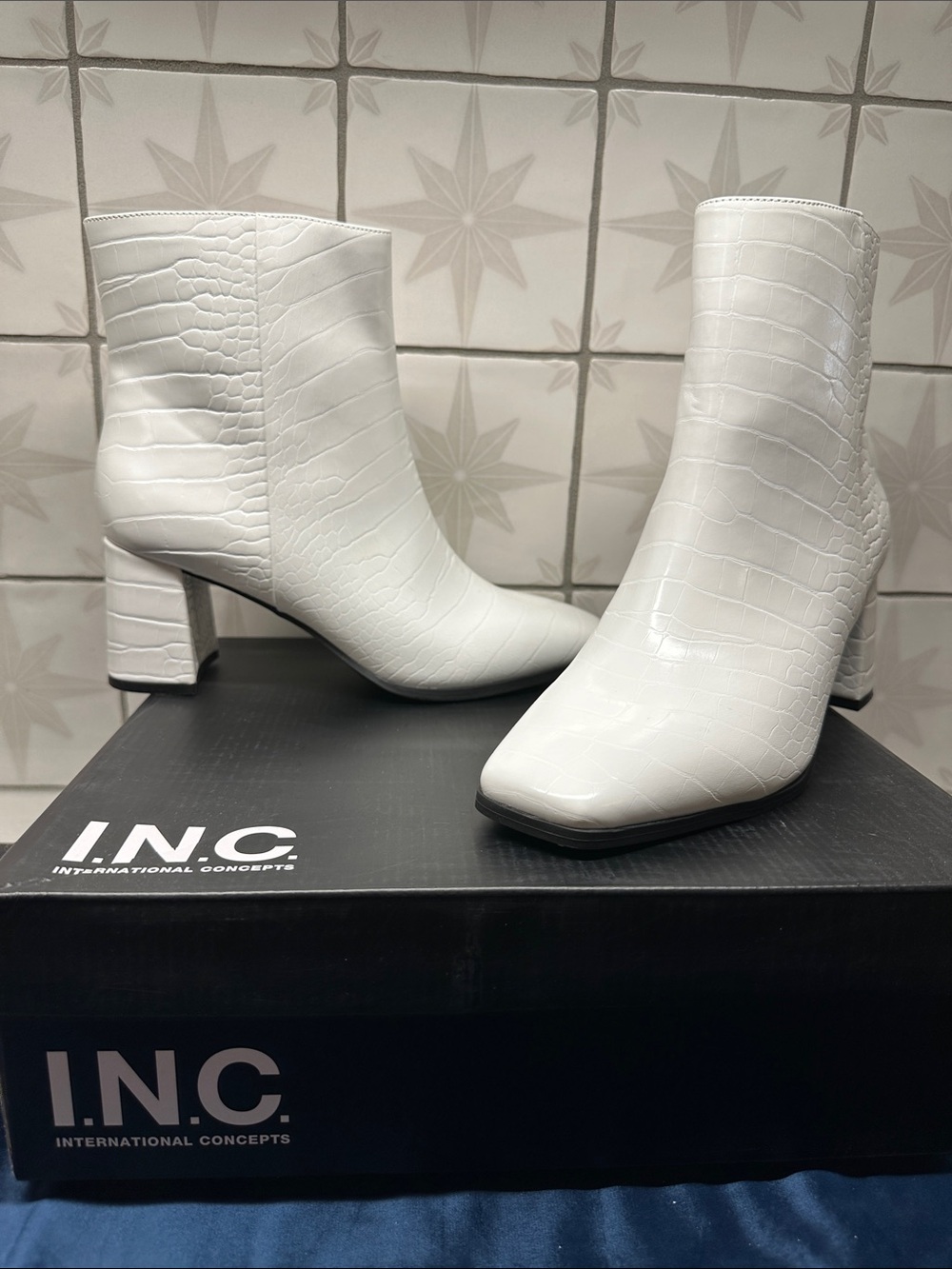 INC International Concepts Sz 9 NIB White Crocodile Block Heel Dasha Ankle boot